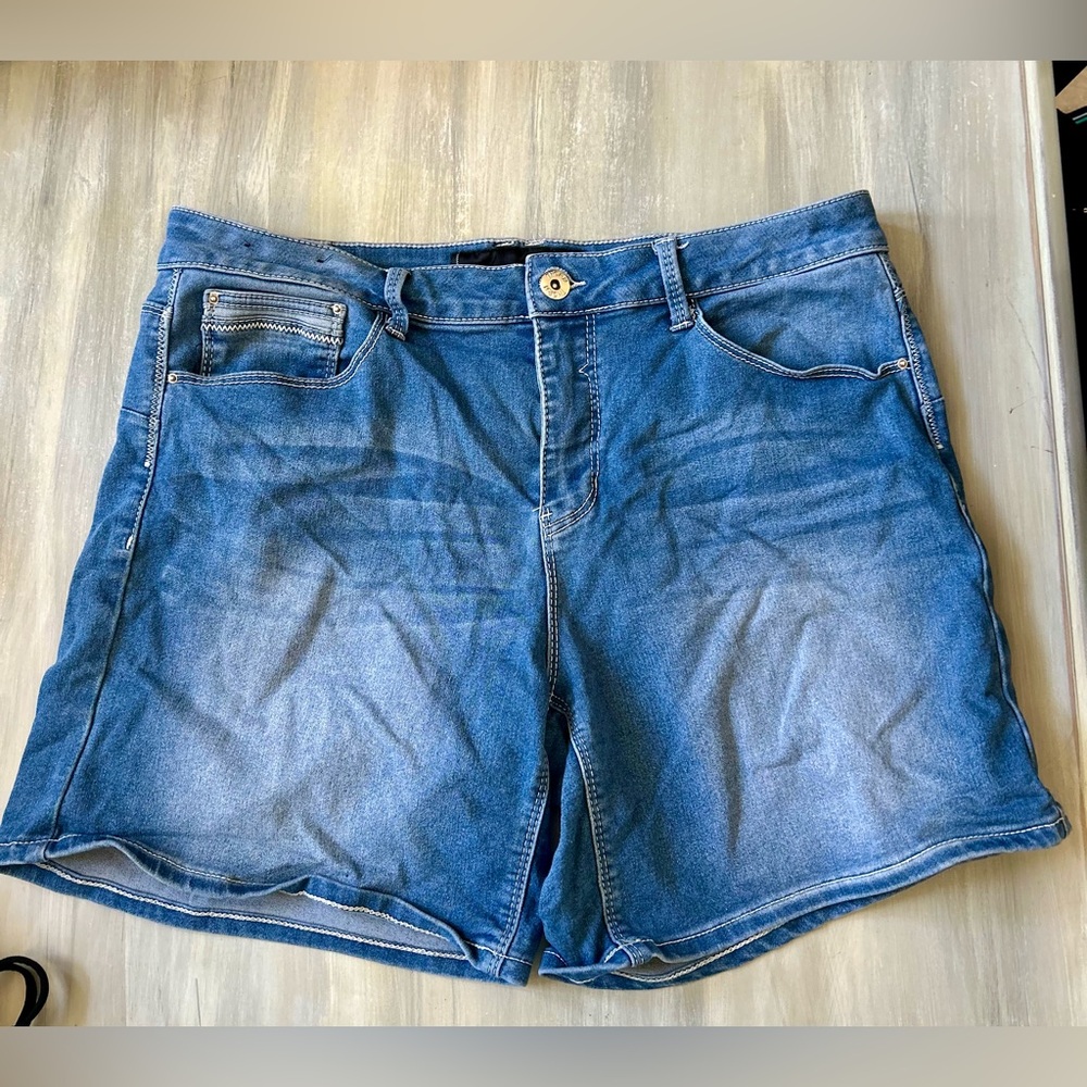 Thorn Mid Rise Blue Jean Shorts Women’s Size 16 NWOT